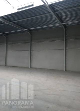 Representatief en uitstekend uitgerust <strong>magazijnruimte van 467 m² te huur, strategisch gelegen langs de Boomsesteenweg (A12)</strong>. Deze eigentijdse bedrijfsruimte combineert functionaliteit met uitstraling, ideaal voor bedrijven die zichtbaarheid, bereikbaarheid én comfort wensen.<br /><br />Het magzijn beschikt over een <strong>vrije hoogte</strong> van <strong>5,6 meter</strong> en is vlot toegankelijk via een <strong>automatische sectionale poort</strong>, aangevuld met een aparte toegangsdeur. De ruimte is volledig geïsoleerd en voorzien van een duurzame polybetonvloer. Daarnaast is de unit uitgerust met een<strong> lichtstraat met rookluik</strong>, wat bijdraagt aan natuurlijk licht en extra veiligheid.<br /><br />Op het terrein zijn <strong>5</strong> <strong>privatieve parkeerplaatsen </strong>voorzien, ideaal voor moderne en toekomstgerichte bedrijfsvoering.<br /><br />Onmiddellijk beschikbaar!<br /><br />Voor bijkomende informatie, plannen of een vrijblijvend plaatsbezoek kunt u contact opnemen met<strong> PANORAMA B2B</strong> via <strong>0477 07 30 30</strong>