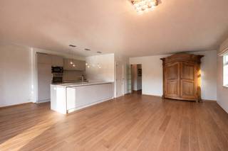 <p>In het hart van Berlare, pal aan het prachtige Donkmeer, bevindt zich dit uitzonderlijk stijlvol appartement dat luxe, comfort en een ongeëvenaard uitzicht moeiteloos combineert. Gelegen in een recente residentie geniet je hier van absolute rust en privacy, met een vrij zicht op het water en de groene omgeving.<br /><br />Dit ruime hoek appartement zorgt voor natuurlijk licht in alle kamers. Ook omvat het een uitnodigende en lichtrijke leefruimte met grote raampartijen die uitgeven op het riante terras – dé plek bij uitstek om in alle sereniteit te genieten van de omgeving. De volledig geïnstalleerde keuken is volledig voorzien en uitgerust met kwalitatieve toestellen en veel werk- en opbergruimte, perfect voor wie graag kookt.<br /><br />Verder beschikt het appartement over twee volwaardige slaapkamers, een bureau, een smaakvol afgewerkte badkamer met douche en dubbele lavabo, een aparte berging/wasplaats, en een gastentoilet.<br /><br /><br /><br />Ben je op zoek naar een uniek appartement op toplocatie met zicht op één van de mooiste plekjes van Vlaanderen? Dan is dit beslist een buitenkans.<br /><br />📞 Interesse in een bezoek? Contacteer Wolf vrijblijvend via 0498 54 06 90 of mail naar wolf@cornelis-goeman.be</p>