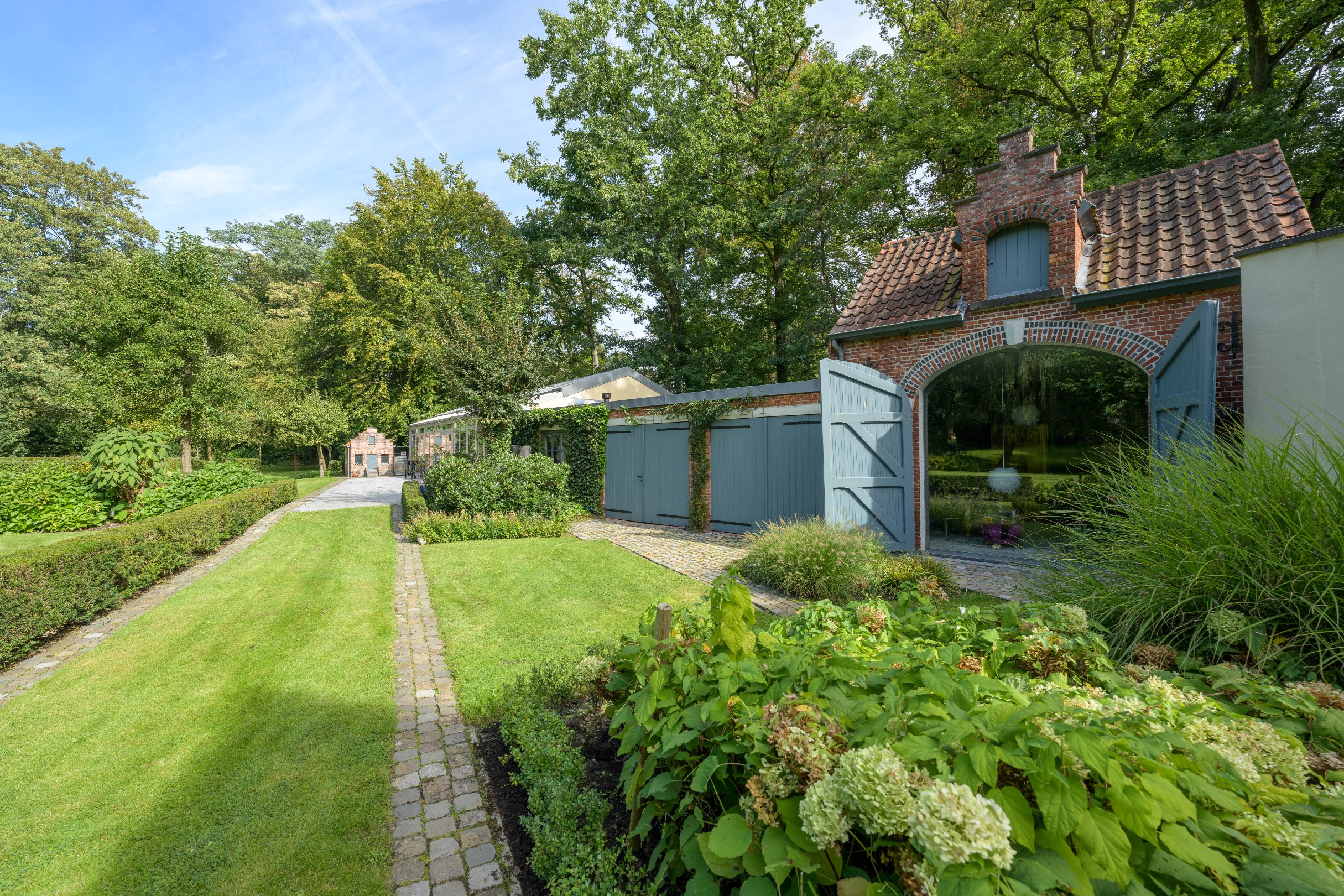 Historical villa (1758) with park garden on 9,053 m². - photo 2