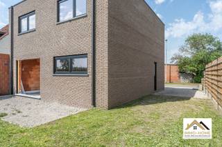 Deze casco woning is gelegen pal in het landelijke Desteldonk, en is vlot bereikbaar. De inkomhal voorziet in een gastentoilet en vestiaire, en zo kom je tot in de L-vormige leefruimte met open keuken, en met zicht op de tuin en het terras. Naast de keuken vinden we een tweede inkomhal met opbergmogelijkheden, richting de achterdeur die op de oprit uitgeeft. Op de eerste verdieping is er rond de centrale gang voorzien in drie ruime slaapkamers en een riante badkamer. Extra opbergruimte vinden we terug in de handige berging in de tuin. Vooraan de woning is er op de oprit plaats voor meerdere wagens. Bezoekdag: 13/06. Inschrijven via mail naar stefan@immo-home.be, geen telefonische inschrijvingen! Volg ons op Fb en Insta. Voor meer info: www.immo-home.be. GRATIS SCHATTING & GRATIS FINANCIEEL ADVIES