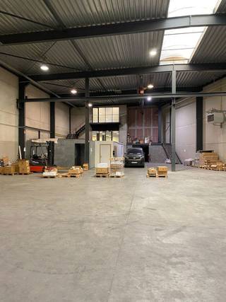 Warehouse with offices for rent in Waregem, 1 minute from the E17 slip road. The warehouse of +/- 1,270 m² has one sectional door, a free height of...