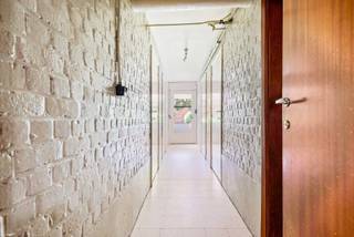 <p>Er zijn woningen die je koopt met je hoofd. En dan zijn er woningen die je koopt met je buik. Deze is van de tweede categorie.</p>
<p>Gelegen in het geliefde Berchem, op een van die adressen waar mensen jarenlang naar uitkijken, biedt deze woning iets wat je vandaag zelden nog vindt: ruimte. Echte ruimte. Buiten, binnen en overal daartussenin.</p>
<p>De vernieuwde oprit verwelkomt je meteen met de boodschap die de rest van de woning bevestigt: hier is met zorg voor gezorgd. De originele stijl ademt karakter en eigenheid.</p>
<p>Binnen wacht een slimme opdeling in twee volwaardige units, ideaal voor wie een deel wil verhuren, ouders wil laten inwonen of gewoon maximale flexibiliteit wil. Vier ruime slaapkamers en twee badkamers verdelen zich over de 2 verdiepingen.</p>
<p>De leefruimtes verrassen. Hoge plafonds, mooie volumes en originele details die je het gevoel geven dat deze woning een verhaal heeft, en dat jij het volgende hoofdstuk mag schrijven.</p>
<p>En dan de tuin. Ruim, groen en stil genoeg om te vergeten dat je in de stad bent. De plek waar zomerse avonden vanzelf lang worden en kinderen nooit binnen willen komen.</p>
<p>Grote bergruimtes en een garage maken het plaatje helemaal compleet. Want naast mooi wonen wil je ook gewoon praktisch wonen.</p>
<p>Berchem op zijn best. Een woning met twee gezichten, oneindig veel mogelijkheden en één grote troef: je vindt ze niet meer zo.</p>
<p><strong>Troeven:</strong><br />– Toplocatie Berchem<br />– 2 units, maximale flexibiliteit<br />– Vernieuwde oprit & garage<br />– Ruime tuin<br />– Grote bergruimtes<br /><br /></p>