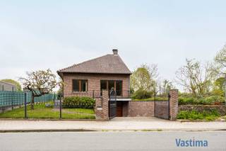 Bent u op zoek naar een bungalow die ruimte, comfort en uitzonderlijke mogelijkheden combineert voor zowel wonen als werken? Dan zal deze solide halfopen bebouwing uit 1994 u meteen weten te overtuigen. Met haar doordachte indeling, overvloed aan opslagruimte en prachtige tuin is dit de ideale thuisbasis voor gezinnen én zelfstandigen of thuiswerkers.<br /><br />Een van de grootste troeven van deze woning is zonder twijfel de volledig onderkelderde verdieping van maar liefst circa 130 m². Deze biedt plaats aan meerdere wagens, maar leent zich evengoed perfect als opslagruimte, atelier, hobbyruimte of professionele werkplek. Dankzij de toegang via een garagepoort én een deur naar de tuin is deze ruimte uiterst praktisch en veelzijdig in gebruik.<br /><br />Op het gelijkvloers wordt u verwelkomd in een karaktervolle inkomhal met trap, die meteen de degelijkheid van de woning weerspiegelt. Verder vindt u hier een gastentoilet, een handige berging of dressingruimte, een badkamer met ligbad en douche en twee ruime slaapkamers. Deze indeling maakt de woning bovendien bijzonder geschikt voor wie levenslang comfortabel wil blijven wonen.<br /><br />De lichtrijke leefruimte met open keuken van 64 m² vormt het hart van de woning en nodigt uit tot gezellige momenten met familie en vrienden. Grote raampartijen zorgen voor een aangename lichtinval en bieden een mooi zicht op de tuin. De open haard voegt extra warmte en sfeer toe, terwijl de volledig geïnstalleerde keuken voorzien is van alle nodige toestellen.<br /><br />Onder het dak bevindt zich een extra kamer van 37 m² die eenvoudig kan worden opgedeeld in meerdere slaapkamers, een bureau of hobbyruimte, afhankelijk van uw noden. Dit biedt tal van uitbreidingsmogelijkheden voor grotere gezinnen of wie extra werkruimte wenst.<br /><br />EPC D – 315 kWh / Dubbel Glas / Centrale verwarming / Regenwaterput – 10.000 L / Kelder 130 m² / Woonruimte 181 m² / Betonstructuur / … Op te frissen.<br /><br />De woning is gelegen op een ruim perceel van net geen 18 are. Hier heeft u alle ruimte om kinderen vrij te laten spelen, een moestuin aan te leggen of dieren te houden.<br /><br />Ook de ligging is een absolute troef met scholen, winkels, openbaar vervoer en belangrijke verbindingswegen zoals de E40 op korte afstand. Daarnaast biedt de omgeving tal van mogelijkheden voor wandelen, fietsen en ontspannen in het groen.<br /><br />Bent u op zoek naar een veelzijdige woning met ruimte in overvloed en tal van mogelijkheden voor wonen en werken? Contacteer ons vandaag nog en plan uw bezoek!