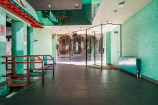 <p><span>Handelspand met grote etalage op een toplocatie aan de Grote Markt te Mechelen!</span></p><p><span>Voorheen uitgebaat als Chinees restaurant, momenteel op zoek naar een nieuwe bestemming.</span></p><p><span>Geschikt voor diverse professionele doeleinden: horecazaak, winkelpand, showroom, kantoren,...</span></p><p><span> </span></p><p><span>Het pand heeft een netto oppervlakte van +- 200m² en is ingedeeld in aparte ruimtes die met elkaar in verbinding staan. De voorste ruimtes hebben samen een etalage breedte van 8 meter, ideaal om de aandacht te trekken van de vele passanten.</span></p><p><span>Verder beschikt het pand over 2 toiletruimtes, een grote keuken die leeg staat (geen horeca toestellen aanwezig), een knus terras en ruime kelder bergingen. </span></p><p><span>Via het steegje rechts van het pand heb je twee afgesloten doorgangen, één die uitgeeft op het terras en één die uitgeeft in de keuken, handig voor leveringen.</span></p><p><span> </span></p><p><span>Parking voor cliënteel kan ondergronds via de nabij gelegen publieke parkings 'Grote Markt' (240m) en 'Veemarkt' (300m).</span></p><p><span> </span></p><p><span>De grootste troef van dit pand is de centrale ligging met veel passage tussen de Grote Markt - Veemarkt en tegenover het Stadhuis.</span></p><p><span> </span></p>