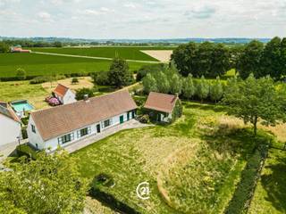 <h3><span>Authentieke hoeve op unieke ligging in het hart van Moregem. (te renoveren of op te splitsen)</span></h3><p><span>In het hart van het pittoreske Moregem, vlak bij de kerk, bevindt zich deze unieke, authentieke hoeve een plek waar de tijd lijkt stil te staan en waar je de historiek nog écht kan opsnuiven.<br />Genesteld in een oase van rust, met een prachtig uitzicht op de dorpskerk, biedt deze eigendom een uitzonderlijke kans voor wie houdt van karaktervolle gebouwen op een idyllische locatie.</span></p><p><span>Naast de hoeve vind je een charmant, authentiek bijgebouw met daarin nog een originele bakkersoven een tastbare herinnering aan het verleden en een absolute troef voor wie houdt van authenticiteit en ambachtelijke details.</span></p><h3><span>De hoeve is te renoveren, maar laat zich evengoed opsplitsen in twee volwaardige bouwloten (mits vergunning) ideaal voor wie droomt van een charmant woonproject of een landelijke (her)ontwikkeling.<br />Laat je inspireren door de ligging, het karakter én het potentieel. Neem vandaag nog contact op voor meer info of een plaatsbezoek!</span></h3><h3><span> </span></h3>