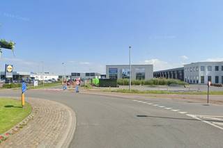 - 23 parkeerplaatsen (P31 t.e.m. P54)- 2 laadpalen (voor het laden van 4 wagens) met huurcontract met vaste vergoeding en variabele vergoeding-...