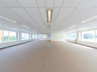 Het Pegasus Business Park bestaat uit 6 kantoorgebouwen in een gezellige en groene omgeving. Een interessante prijs en flexibele mogelijkheden maken dit gerenoveerd kantorenpark zeer aantrekkelijk! Vlak aan het station van Diegem, en vlakbij invalswegen. Parking binnen (1.250 €/plaats/jaar) en buiten (975 €/plaats/jaar) beschikbaar!<br />Oppervlakte: 543 m²