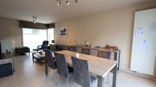 In deze halfopen woning geniet je van een moderne afwerking, veel lichtinval en een aangenaam gevoel van ruimte.<br />De inkomhal met gastentoilet leidt naar de lichtrijke woonkamer met open keuken, dat een mooi zicht biedt op de tuin.<br />De moderne keuken is volledig uitgerust en voorzien van volgende toestellen: een spoeltafel, vaatwasser, kookvuur op gas, dampkap, ingebouwde oven en koelkast.<br />Aansluitend bevindt zich de ruime garage met manuele poort en een praktische wasplaats.<br />Op de eerste verdieping vinden we drie volwaardige slaapkamers, een apart toilet en een moderne badkamer met ligbad, inloopdouche en dubbel badkamermeubel.<br /><br />De woning wordt verwarmd via centrale verwarming op aardgas en beschikt over een regenwaterput van 10.000 liter.<br />Verlichting en gordijnen blijven aanwezig, wat zorgt voor een instapklare woning.<br />Beschikbaar vanaf 1 januari 2025.<br /><br />Benieuwd naar deze woning?<br />Ga naar de website www.dicasa.be, klik op het pand dat je wenst te huren en vul via de knop "Ik ben kandidaat" een kort profiel in. Daarna nemen we contact met je op voor een bezoek. Telefonisch kunnen er geen afspraken gemaakt worden.