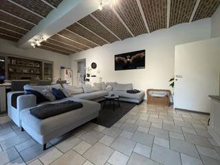 Dit gelijkvloers appartement ligt in Guigoven, Hasselt en werd recent volledig opgeknapt. Het maakt deel uit van een kleine residentie met slechts 3 wooneenheden in het totaal, een ruime gemeenschappelijke tuin en voldoende parkeergelegenheid.<br /><br />Het appartement ligt aan de straatkant maar de diepe voortuin biedt voldoende privacy. Het appartement is gelijkvloers en bestaat uit een hal, een ruime woonkamer met een origineel gewelfd plafond en een overdekt terras, een gerieflijke keuken, een badkamer, een toilet, 3 slaapkamers en een praktische berging.<br /><br />Het appartement is momenteel verhuurd aan Sociaal Verhuurkantoor Houtvast. De huidige huurprijs bedraagt 667,42 euro.<br /> 