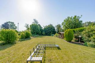 Bent u op zoek naar een ruime gezinswoning met tal van mogelijkheden, een uitstekende ligging en een royaal perceel? Dan is deze villa in Avelgem zeker een bezoek waard. Gelegen op een perceel van maar liefst 1.300 m² geniet u hier van een unieke combinatie van ruimte, privacy en bereikbaarheid. Supermarkten, winkels, horeca, scholen en sportfaciliteiten bevinden zich allemaal op korte afstand, waardoor u geniet van optimaal wooncomfort.<br /><br />INDELING: <br />Via de ruime inkomhal met toilet betreden we de lichtrijke en open leefruimte die het hart van de woning vormt. Dankzij de grote raampartijen geniet je van veel natuurlijk lichtinval en een mooi zicht op de tuin. Achterliggend bevindt zich de keuken met berging wat zorgt voor extra comfort in het dagelijkse leven.<br /><br />Via de nachthal bereiken we de volledig gerenoveerde badkamer, uitgerust met een inloopdouche, ligbad en lavabo. Verder beschikt de woning over vier slaapkamers, waarvan één kleinere kamer die perfect kan dienen als dressing, bureau, kinderkamer of hobbyruimte.<br /><br />Extra troeven:<br />- Conforme elektriciteit<br />- Regenwaterput 25.000L<br />- Oprit voor meerdere wagens<br /><br />Een absolute meerwaarde is dat de woning volledig onderkelderd is. Dit biedt niet alleen uitzonderlijk veel bergruimte, maar creëert ook tal van mogelijkheden voor toekomstige aanpassingen, een hobbyruimte, werkplaats of extra opslag.<br /><br />Hoewel de woning momenteel beschikt over een EPC-label F, is ze perfect bewoonbaar en instapklaar. Bovendien kan de renovatieverplichting relatief eenvoudig worden weggewerkt.<br /><br />De woning wordt te koop aangeboden met een vanafprijs van 345.000 euro. <br />Bent u opzoek naar een ruime villa op een groot perceel in Avelgem? Neem dan snel contact met ons op om een bezoek in te plannen.<br /><br />Ref: RVP/26072/K<br />UC: 20260103-0003787214 - EPC: 750KWh