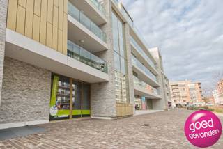 <strong>HANDELS- OF KANTOORPAND van 82 m² </strong>met uitstekende visibiliteit en gegarandeerd rendement in Tongeren.<br /><br />Op een absolute topligging aan de ring van Tongeren, vlak aan een rood licht en met een uitzonderlijke hoge visibiliteit, bevindt zich dit gelijkvloerse handels- of kantoorpand in een volledig nieuwe residentie.<br /><br />Het pand heeft een bruikbare oppervlakte van 82 m² en bevindt zich op het gelijkvloers, waardoor het geniet van maximale zichtbaarheid en toegankelijkheid. Dankzij de ligging in het centrum en de voortdurende voorbijgangers- en verkeersstroom is dit een commercieel uiterst interessante locatie.<br /><br /><strong>VRIJHEID</strong><br /><br />Het betreft een nieuwbouw die voldoet aan alle huidige normen. De binnenruimte is casco (ruwbouw), water- en winddicht en voorzien van de nodige elektrische aansluitingen. Dit biedt toekomstige eigenaars of huurders de vrijheid om de ruimte volledig naar eigen wens en concept af te werken.<br /><br /><strong>MOOI RENDEMENT</strong><br /><br />Momenteel is het pand verhuurd voor een periode van vijf jaar aan een betrouwbare huurder, wat dit een bijzonder aantrekkelijk investeringspand maakt met een opbrengstrendement van ongeveer 6%.<br /><br /><strong>TROEVEN OP EEN RIJ</strong><br /><br />* Absolute topligging aan de ring<br />* Zeer hoge visibiliteit en veel passage<br />* Nieuwbouw in een volledig vernieuwde residentie<br />* 82 m² bruikbare oppervlakte<br />* Casco-afwerking: maximale vrijheid voor inrichting<br />* Verhuurd voor 5 jaar aan een uitstekende huurder<br />* Rendement van ca. 6%<br />* Ideaal als investering of voor latere eigen invulling<br /><br />Een unieke kans voor investeerders of ondernemers die op zoek zijn naar een pand op een uitzonderlijke locatie met toekomstperspectief.<br /><br /><strong>MEER INFO en BEZOEK 012 744 844 of info@goed-gevonden.be</strong>