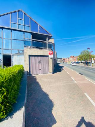Menen - Garage te huur.De garage bevindt zich aan de achterkant van het gebouw, waardoor dit een heel veilige garage is. Er is een automatische poort...
