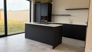 Moderne gesloten <strong><span>energiezuinige woning </span></strong>(<span>266 m²) </span>met 3 slaapkamers, een fietsenberging, autostaanplaats en een tuin met west-oriëntatie. <br />Op het gelijkvloers vind je de inkomhal met apart gastentoilet, leefruimte en keuken. Op de eerste verdieping vind je 3 slpk., een berging, aparte toilet en badkamer. De zolder kan optioneel worden afgewerkt.<br /><br />Meer info? Contacteer ons via 03 808 27 82 of info@matexi.be. Surf naar matexi.be/broechem.<br />