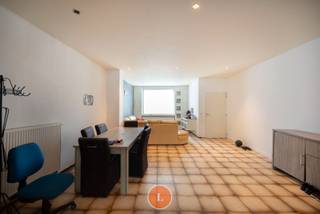 In een <strong>doodlopende straat, vlakbij de Leie </strong>en in de onmiddellijke nabijheid van belangrijke invalswegen, bevindt zich deze verrassend ruime woning met tal van mogelijkheden.<br />De woning beschikt over een mooie gevelbreedte en royale ruimtes die nog verder kunnen afgewerkt dienen te worden naar eigen smaak. De indeling is als volgt: inkomhal, ruime leefruimte, open en lichtrijke keuken, badkamer op het gelijkvloers, en een terras met achterliggende tuin.<br />Op de eerste verdieping zijn er twee ruime slaapkamers en ingerichte zolderverdieping.<br /><br /><strong>PLUSPUNTEN:</strong><br />- Rustige ligging in een doodlopende straat<br />- Nabij de Leie en goede verbinding met invalswegen<br />- Nieuwe dubbele beglazing met rolluiken, goede epc score!<br />- Grote ruimtes en uitbreidingspotentieel<br /><br />Een ideale woning voor wie op zoek is naar rust, ruimte en de mogelijkheid om zelf nog de afwerking te bepalen.<br /><br />Interesse? Neem contact op met Kimoura op 0470 86 65 08 - kimoura@immolietaer.be<br /><br />Bekijk ons volledig aanbod en alle informatie over dit pand op www.immolietaer.be.