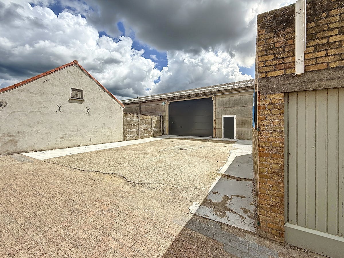 Entrepôt d'environ 845 m² à louer près de Furnes. - photo 1