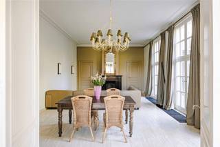 <p><span>OUDENAARDE - Bent u op zoek naar een klassevolle herenwoning met een verborgen groene oase in hartje Oudenaarde?</span></p><p><span>Dan is dit pand misschien wel iets voor u.</span></p><p><span> </span></p><p><span>De belangrijkste kenmerken in een notendop</span><span>:</span></p><ul><li><span>Ideaal voor vrij beroep/praktijk aan huis - perfect samengaan privé en werk</span></li><li><span>Gerenoveerde met behoud van de authentieke grandeur</span></li><li><span>Authentieke elementen: natuursteen, parket, schouwen in marmer, hoge plafonds, lambriseringen,...</span></li><li><span>Zeldzame stadstuin met zwembad  - oase van rust - nabij natuurgebied 't Spei</span></li><li><span>Centraal gelegen op wandelafstand van winkels, scholen, restaurants, openbaar vervoer,...</span></li><li><span>Vlotte aansluiting naar uitvalswegen (N60)</span></li><li><span>Koetshuis met zeer veel potentieel: atelier, poolhouse, kantoor,...</span></li><li><span>2 percelen bouwgrond inbegrepen </span></li><li><span>Volledig onderkelderd met wijnkelder</span></li></ul><p><span> </span></p><p><span>Gelijkvloers:</span></p><p><span>Via de koetsingang betreden we de woning langs de imposante inkomhal met originele natuursteen vloer. Deze biedt toegang tot de riante leef- en eetruimte en de volledig ingerichte kwaliteitskeuken (Frank Tack) met eiland, granieten werkblad, toestellen van ATAG en Miele. De keuken biedt directe toegang tot het terras en de tuin die volledig is afgeschermd en zo een ongezien privacy en luxe biedt in het centrum van de stad. Het zwembad en het koetshuis liggen middenin deze groene oase. </span></p><p><span>Rechts van de inkom treffen we het voormalige praktijk- of bureaugedeelte. Verder een gastentoilet.</span></p><p><span> </span></p><p><span>Eerste verdieping:</span></p><p><span>Nachthal, 2 zeer grote slaapkamers, de badkamer voorzien van een losstaand ligbad, grote inloopdouche en dubbele wastafel. Een 3de en 4de slaapkamer.</span></p><p><span> </span></p><p><span>Tweede verdieping:</span></p><p><span>3 grote slaapkamers en een nog in te richten zolderruimte.</span></p><p><span> </span></p><p><span> </span></p><p><span> </span></p>