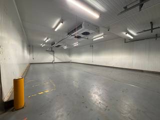  RARE OPPORTUNITY — COURCELLES (HAINAUT, BELGIUM)
Temperature-controlled logistics facility for sale

— Asset deal
📍 Rue du Hainaut 40 | E42 motorway frontage | 13 km from Charleroi
✅ 3,727 m² refrigerated warehouse
✅ 753 m² offices
✅ 17 loading docks
✅ 26,605 m² plot — significant extension potential
✅ 80 parking spaces
✅ Vacant, clean and ready to operate
🎯 Perfect for end users: food production, cold chain logistics, distribution.
🛣️ Direct access to the E42 motorway (France–Liège axis), excellent visibility.
💶 Asking price: € TBC

Interested? Contact us to arrange a private viewing.
Guillaume Wauters — guillaume.wauters@structura.biz — +32 2 462 32 00


