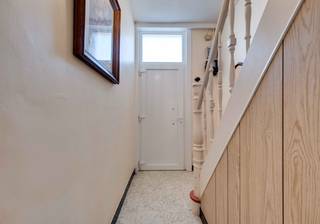 Nabij het centrum van Roeselare bevindt zich deze te renoveren woning. Voor starters biedt dit renovatieproject een unieke kans om een eigen...