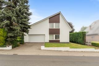 <p>Charmante open bebouwing in een residentiële wijk van Grimbergen, omringd door groen en nabij scholen en openbaar vervoer.</p><p><br /></p><p>Deze woning uit 1976 bevindt zich in een gegeerde villawijk en biedt een uitstekende combinatie van ruimte, licht en potentieel. Dankzij de grote raampartijen geniet de woning van veel natuurlijke lichtinval in de leefruimtes. De ruime oppervlaktes maken het mogelijk om de woning volledig naar eigen smaak te moderniseren en in te richten. Buiten geniet u van een prachtig ruim perceel met een gunstige oriëntatie, ideaal om optimaal van de tuin en het buitenleven te genieten. De ligging in een groene en residentiële omgeving, met vlotte verbindingen naar invalswegen, vormt een extra troef.</p><p><br /></p><p>• Ruime woonkamer (31,5 m²) met veel lichtinval<br />• Aparte eetkamer (16,77 m²) aansluitend op de leefruimte<br />• Grote keuken (22,14 m²) met tal van mogelijkheden<br />• Inkomhal (24,39 m²) met aangename circulatie<br />• Bureel (21,11 m²), ideaal voor thuiswerk of hobbyruimte<br />• Badkamer (18 m²)<br />• Drie slaapkamers van 10 m², 16 m² en 20 m²<br />• Berging (5 m²)<br />• Zeer ruime garage (46 m²)</p><p><br /></p><p>• Zeer lichtrijke woning in een gegeerde wijk<br />• Ruime oppervlaktes met veel renovatie- en inrichtingspotentieel<br />• Groot perceel met gunstige oriëntatie in groene omgeving</p><p><br /></p><p>Neem vandaag nog contact op met je ERA-makelaar voor een bezoek.</p><p><br /></p><p>JOUW DROOMHUIS. ZO GEVONDEN!</p>