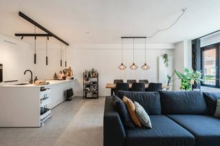 Dit recent en instapklaar 2-slaapkamer appartement is uitstekend gelegen langs de Nieuwpoortsesteenweg in Oostende - Mariakerke. Dankzij de centrale ligging bevinden winkels, supermarkten, horeca en openbaar vervoer zich op wandelafstand. Bovendien bereikt u de zeedijk en het strand van Mariakerke in slechts 5 minuten wandelen.<br /><br />Indeling: <br />- inkomhal<br />- ruime leefruimte <br />- open keuken uitgerust met een spoeltafel, inductie fornuis, combi-oven, vaatwas, frigo en diepvries <br />- badkamer voorzien van een badkamermeubel, ligbad met douchescherm en toilet <br />- slaapkamer 1 (12m²)<br />- slaapkamer 2 (7m²) met toegang tot het terras (5m²)<br />- berging voorzien van aansluiting wasmachine <br /><br />Bovendien kan u gebruik maken van de gemeenschappelijke fietsenberging die heel vlot toegankelijk.<br /><br />Pluspunten: <br />- kleinschalige residentie <br />- instapklaar<br />- centrale ligging<br />- jong gebouw<br />- fietsenberging<br />- 2 volwaardige slaapkamers<br />- positieve elektrische keuring <br />- gunstig EPC (label B)<br /><br />Bent u op zoek naar een interessant appartement geschikt voor zowel vaste bewoning, tweede verblijf of investering? Neem dan vandaag nog contact met ons voor een bezichtiging ter plaatse!<br /><br />Bestuursmaatregelen in het maatregelenregister: nee