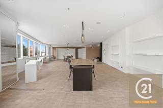 Ontdek deze unieke opportuniteit in een gebouw van 2000: een ruime bureauruimte gelegen op de tweede verdieping, verkocht mét vergunde plannen voor de transformatie naar een prachtig appartement met twee slaapkamers en een bewoonbare oppervlakte van maar liefst 122 m². Ideaal voor investeerders, projectontwikkelaars of particulieren die op zoek zijn naar een ruim en modern woonproject op een strategische locatie.<br /><br />Dankzij de vergunning die door de eigenaar worden aangevraagd, kan de nieuwe eigenaar onmiddellijk starten met de omvorming naar een comfortabel en lichtrijk appartement. De royale oppervlakte biedt tal van mogelijkheden om een hedendaagse woonruimte te creëren met ruime leefvertrekken, twee volwaardige slaapkamers en alle moderne comfort.<br /><br />Een extra troef is de ondergrondse autostaanplaats die inbegrepen is bij de verkoop, wat zorgt voor extra comfort en een veilige parkeermogelijkheid.<br /><br />Door de combinatie van een recente constructie, de vergunde functiewijziging en de grote bewoonbare oppervlakte vormt dit pand een bijzonder interessante investering met veel potentieel.