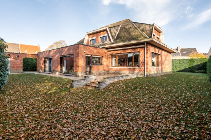 Zéér rustig &amp; centraal gelegen landhuis op 941m2 met 3 SLK, bureau, garage en Z-tuin - foto 2