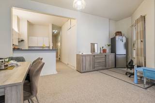 Dit verzorgd gelijkvloers appartement van ca. 100 m² bewoonbare oppervlakte is centraal gelegen nabij belangrijke invalswegen en het centrum...