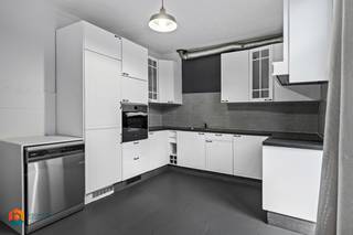 Op een goede locatie nabij het centrum van Mechelen bevindt zich dit ruim 3 slaapkamer duplex-appartement. U bevindt zich hier op wandelafstand...