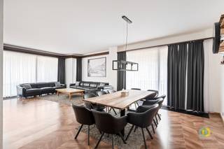 <p><span>Gelegen in het hart van Vilvoorde, op wandelafstand van het station en de Franklin Rooseveltlaan, biedt deze duplex uit de jaren ’70 een unieke combinatie van ruimte, comfort en karakter. Met een indrukwekkende bewoonbare oppervlakte van maar liefst 322 m² is dit een uitzonderlijk pand. Op de eerste verdieping vindt u het woongedeelte, bestaande uit een royale leefruimte van 58 m², een keuken, een bureau, een berging, een apart toilet en een zonnig terras. De tweede verdieping omvat vier slaapkamers, een toilet, twee badkamers en een extra berging. Naast de inkom bevindt zich een ruime garage met plaats voor twee wagens, terwijl het pand ook beschikt over een handige bergkelder van 66 m². De aanwezigheid van een lift (weliswaar onderhoud nodig) verhoogt het comfort en maakt het pand toegankelijk voor iedereen – een absolute troef in deze vastgoedcategorie. Deze duplex combineert praktische indeling met karaktervolle architectuur en biedt een uitzonderlijke leefruimte in een zeer centrale locatie.</span></p><p><span><br /><br /></span></p><p><span> </span></p>