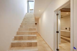Welkom in Knokke!<br /><br />In een rustige straat, op wandelafstand van het commerciële centrum en de Zeedijk, bevindt zich deze volledig gerenoveerde woning met tijdloze materialen die harmonieus samenkomen. De woning werd met oog voor detail afgewerkt en biedt een uitzonderlijk gevoel van ruimte, licht en comfort.<br /><br />Via de inkomhal betreedt u een royale master bedroom met aansluitend een stijlvolle badkamer uitgerust met een vrijstaand ligbad (met geïntegreerde regendouche), dubbele wastafel en maatkasten. <br />Tevens bevindt zich op de gelijkvloers een ruime slaapkamer, een gastentoilet en een praktische berging/wasplaats.<br /><br />Op het 1ste verdiep kan u genieten van de lichtrijke leefruimte met indrukwekkend hoog plafond en groot raampartij die uitgeeft op een zonnig dakterras. De open leefkeuken is strak vormgegeven, voorzien van alle hedendaagse toestellen en sluit naadloos aan op de eet- en zithoek.<br /><br />Deze unieke woning is de ideale keuze voor wie op zoek is naar een stijlvolle hoofdverblijfplaats, tweede verblijf of investering, waar hedendaags wooncomfort en een topligging in Knokke perfect samengaan.<br /><br />Nuttige info:<br />- EPC B-label<br />- bewoonbare oppervlakte: 100 m²<br />- CV op gas<br />- keuring elektriciteit conform<br />- geen garage of staanplaats voorzien<br /><br />Interesse gewekt? Contacteer ons kantoor via info@hiro.be of 03 230 00 14!