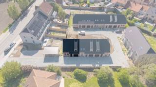 In de charmante en rustige deelgemeente Pervijze, gelegen in Diksmuide en op slechts 10 km van de Belgische kust, bevindt zich deze kwalitatieve halfopen nieuwbouwwoning. Deze woning is volledig afgewerkt en instapklaar.<br /><br />Bij het betreden van de woning wordt u verwelkomd door een ruime en lichtrijke leefruimte, waar grote raampartijen zorgen voor een optimale lichtinval. Aanpalend de leefruimte bevindt zich de open keuken die voorzien is van alle comfort. Aansluitend vindt u een praktische berging evenals een inpandige garage die bovendien voorzien is van een handige wasruimte.<br /><br />Op de eerste verdieping bevinden zich maar liefst vier volwaardige slaapkamers. De moderne badkamer is uitgerust met een comfortabel bad, een inloopdouche en een apart toilet. Daarbovenop beschikt de woning over een ruime zolder, die extra opbergmogelijkheden biedt.<br /><br />Buiten kan u genieten van een verzorgde en onderhoudsvriendelijke tuin, ideaal om tot rust te komen of gezellig te vertoeven tijdens zonnige dagen.<br /><br />Bouwtechnisch is deze woning voorzien van een gunstig EPC en vloerverwarming. Verder is het btw-tarief van 21% hier van toepassing.<br /><br />Extra info: Er zijn nog 3 gelijkaardige woningen te koop binnen dit project. De prijs schommelt tussen €319.000 en €322.500 (excl. kosten).<br /><br />Bent u op zoek naar een instapklare, energiezuinige en modern afgewerkte gezinswoning op een rustige, maar vlot bereikbare locatie? Aarzel dan niet om ons te contacteren. Wij voorzien u graag van alle bijkomende informatie of plannen een bezoek ter plaatse.<br /><br />