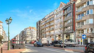 Situé du côté ensoleillé de la Lippenslaan, à distance de marche de la mer et de la plage, nous vous proposons à la vente ce spacieux appartement (97m²) économe en énergie, avec terrasses à l’avant et à l’arrière, situé au quatrième étage. L’appartement a été fini avec des matériaux de très haute qualité et durables, et se trouve dans une résidence élégante. Idéalement situé au cœur animé de Knokke, vous profitez de tout le confort avec de nombreux commerces, restaurants et commodités à proximité.<br /><br />Disposition :<br />Hall d’entrée avec toilette invités, vaste séjour lumineux avec accès à une terrasse ensoleillée, cuisine entièrement équipée de haute qualité, débarras/buanderie, deux chambres à coucher complètes, deux salles de bains, deuxième terrasse à l’arrière.<br /><br />Cave privative et local à vélos.<br /><br />Visites ? Sur rendez-vous avec Avantimmo au 050 62 50 55.