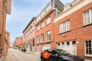 Een goed onderhouden doch op te knappen bel-etagewoning. Gelegen op een absolute topligging in het historisch centrum van Kortrijk vlakbij...