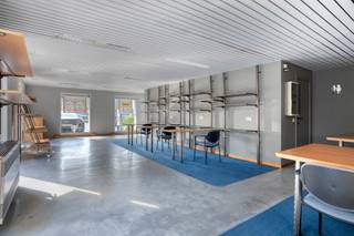 Goed gelegen gelijkvloerse kantoorruimte van 110m² !! Mooie visibiliteit, grote raampartijen, voldoende parkeergelegenheid in de nabijheid...