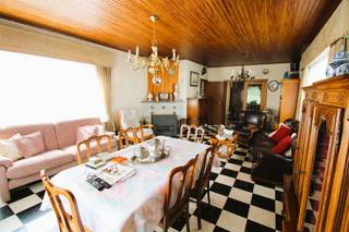 Welkom in deze charmante woning in hartje Roeselare, een uitstekende keuze voor wie op zoek is naar knusse gezinswoning met potentieel. Deze...
