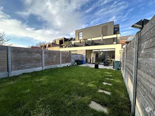 Dit instapklare gelijkvloers appartement met privétuin is ideaal gelegen in het centrum van Buggenhout, op wandelafstand van winkels, openbaar...