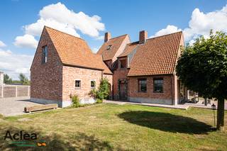 In het landelijke Sint-Laureins bevindt zich dit uitzonderlijk charmante landhuis op een perceel van ca. 6.000 m², waar authenticiteit, vakmanschap...