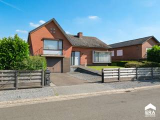 <p>Deze rustig gelegen split-levelwoning uit 1968 met een grote, zuidgerichte tuin beschikt over 3 slaapkamers en een inpandige garage. De praktische indeling maakt het aangenaam wonen. Ideaal voor wie houdt van rust, maar toch een vlotte toegang wenst tot belangrijke invalswegen.</p><p><br /></p><p><span>Renovatieplicht: bij het verwijderen van de houtkachel en het overschakelen naar een condenserende gasketel ga je al voldoen aan de renovatieplicht. </span></p><p><br /></p><p><strong>Troeven:</strong></p><ul><li><strong><span></span></strong>Grote, zuidgerichte tuin </li><li>3 slaapkamers </li><li>Keuken met zicht op de tuin </li><li>Vlotte toegang tot invalswegen (Mol, Lommel, Pelt en Eindhoven) </li><li>Lichtrijke woonkamer </li><li>Inpandige garage </li></ul>
