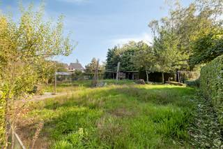 Villa met grote tuin en extra garage/berging. EPC-B<br />Gelijkvloers<br /> •inkomhal met trap en gastentoilet<br /> •lichtrijke leefruimte met gezellige houtkachel<br /> •ingerichte keuken<br /> •slaapkamer/ bureau<br /> •badkamer met dubbele lavabo, bad/douche<br /> •inpandige garage met extra toilet<br /><br />Boven<br /> •nachthal<br /> •5 kamers flexibel in te richten (slaapkamer/ extra badkamer/ dressing/ hobbykamer…)<br /> •toilet<br /><br /> Grote, droge kelder<br /><br />Bijzonderheden <br /> •grote zuid gerichte tuin<br /> •ruim overdekt terras<br /> •tweede vrijstaande garage met oprit<br /> •regenwaterput (20 000 L)<br /> •Ideaal gelegen in een rustige straat, vlotte bereikbaarheid van lokale winkels en scholen, in een mum van tijd op E34<br /> •veel potentieel<br /><br />De algemene voorwaarden van Dewaele DIY kunt u steeds raadplegen via dewaele.com.<br /><br />Bestuursmaatregelen in het maatregelenregister: nee