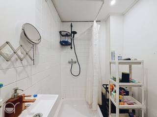 OPGELET: om dit pand te huren of bezichtigen vragen wij steeds eerst een virtueel bezoek te brengen aan het pand. Ga hiervoor naar www.rosseel.be en vul de referentie XO282 in in het veld ‘zoek’ bovenaan rechts. Kies dan ‘360°’. De website helpt je nu verder voor de volgende stappen.<br /><br /><br />Deze instapklare gemeubelde rijwoning gelegen te Gent, Overpoortstraat 35 A omvat op het gelijkvloers: inkom, keuken, badkamer met douche en wastafel. Op de eerste verdieping bevindt zich er de 1e slaapkamer en op de tweede verdieping hebben we nog een slaapkamer. De woning heeft een bruikbare vloeroppervlakte van 62 m2. De verwarming is op elektriciteit en er zijn zonnepanelen aanwezig. Ligging nabij scholen, openbare diensten en vervoer. De gemeenschappelijke kosten bedragen 50 euro/maand (forfait) met 300gb internet inbegrepen. Kosten meubilair 70 euro/maand. Deze woning is niet geschikt voor studenten, beschikbaar vanaf 01/12/2026. Domicilie verplicht, of 2e verblijfstaks op kosten huurder.