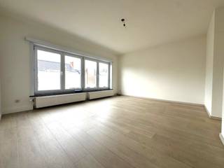 Dit appartement is gelegen op de tweede verdieping in een gebouw zonder lift en bevindt zich in rustige omgeving met veel groen, terwijl alle voorzieningen binnen handbereik zijn. Supermarkten, lokale winkels en horecazaken bevinden zich op slechts enkele minuten afstand. De bereikbaarheid is een grote troef: dankzij de nabijheid van belangrijke invalswegen en openbaar vervoer sta je in een mum van tijd in het centrum van Aalst of andere omliggende steden. Daarnaast biedt de omgeving tal van recreatiemogelijkheden, met wandel- en fietsroutes in de buurt en het mooie natuurgebied rond Hofstade op korte afstand.<br /><br />Het appartement zelf beschikt over een ruime leefruimte met aanpalende keuken. De keuken werd voorzien van kookplaat, dampkap, koelkast, oven en enkele spoelbak. Verder zijn er nog twee zeer ruime slaapkamers aanwezig en een badkamer bestaande uit een enkele wastafel, douche en toilet. <br /><br />Tot slot beschikt het appartement over een gemeenschappelijke vuilnisberging. Huurprijs: 750 EUR/ maand, geen gemeenschappelijke lasten. Meteen beschikbaar!