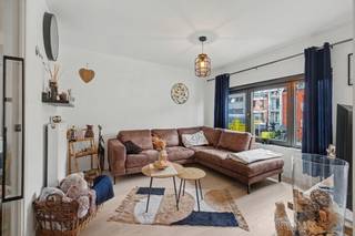 <strong>BEZOEKMOMENT VRIJDAG 21/08 NA AFSPRAAK!<br /><br />(Ver)nieuwbouwappartement in het hart van Dendermonde</strong><br /><br />Op een uitstekende locatie in het centrum van Dendermonde bevindt zich dit stijlvolle en energiezuinige (ver)nieuwbouwappartement. Dankzij de centrale ligging woont u hier op wandelafstand van winkels, horeca, scholen, openbaar vervoer en alle voorzieningen die de stad te bieden heeft.<br /><br />Het appartement werd met oog voor comfort en hedendaags woonplezier ingericht. De gezellige leefruimte sluit mooi aan op de moderne, volledig uitgeruste keuken, terwijl de slaapkamer beschikt over een ensuite badkamer, wat zorgt voor een praktische en aangename indeling.<br /><br />Dit appartement vormt de ideale woonst voor starters, alleenstaanden, koppels of investeerders die op zoek zijn naar een zorgeloze investering op een toplocatie.<br /><br />Bovendien geniet u van een uitstekende energieprestatie dankzij het EPC-label A, wat resulteert in een laag energieverbruik en een hoog wooncomfort. Ook een gemeenschappelijke fietsenstalling is aanwezig, een absolute meerwaarde in het stadscentrum.<br /><br />Troeven
<ul>
<li>Vernieuwbouwappartement</li>
<li>EPC A</li>
<li>Slaapkamer met ensuite badkamer</li>
<li>Fietsenstalling aanwezig</li>
<li>Op wandelafstand van winkels, horeca en openbaar vervoer</li>
<li><strong>Slechts 2% registratierechten mogelijk</strong> (onder voorbehoud van de geldende voorwaarden)</li>
</ul>
<br />Bent u op zoek naar een instapklaar appartement op een toplocatie of een interessante investering in het centrum van Dendermonde? Dan is dit appartement beslist een bezoek waard. Voor meer info of een bezoek: niels@berno.be of 052/20.24.40