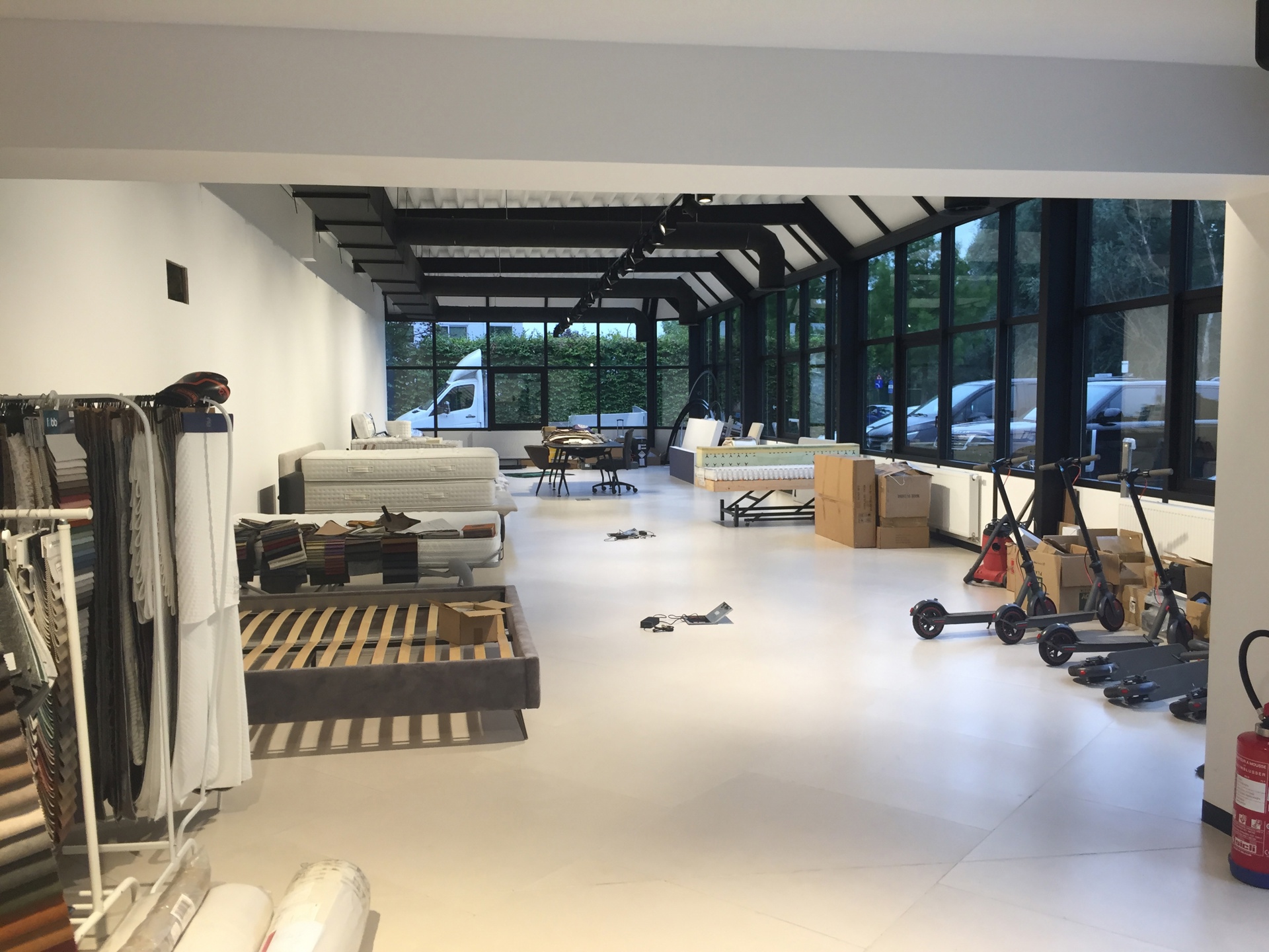Magazijnen met mezzanine en gelijkvloerse showroom en kantoor - foto 4