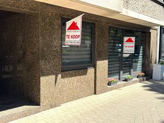 <strong>UNIEKE SPECIAAL GELIJKVLOERS APPARTEMENT MET 3 SLAAPKAMERS GELEGEN OP HET MOOISTE PLEINTJE VAN DE STAD </strong><br />Op een uitzonderlijke locatie, aan het charmantste pleintje van de stad, bevindt zich dit karaktervolle en RUIM gelijkvloerse appartement met 3 slaapkamers.<br />Een unieke woonkans voor wie houdt van ruimte (ongeveer 140 M2 bewoonbaar ! )<br /> Ruime inkomhal. Aan de achterzijde bevindt zich de gezellige leefruimte, voorzien van een warme parketvloer en een elegante marmeren schouw. Deze ruimte geeft uit op een ruim terras waar het heerlijk vertoeven is.<br />De nachthal leidt naar twee royale slaapkamers, waarvan één is uitgerust met een ingemaakte dressing kast. Verder is er een ruime badkamer met ligbad en zijn er twee praktische bergingen aanwezig, ideaal voor extra opslagruimte.+ wasplaats <br />Aan de voorzijde van het appartement bevindt zich een verzorgde, volledig ingerichte keuken.<br />Aansluitend is er een ruime kamer die flexibel inzetbaar is als derde slaapkamer, bureel of als uitbreiding van de keuken. Dankzij de rechtstreekse toegang tot de straat is deze ruimte ook perfect geschikt voor een vrij beroep of praktijk aan huis.<br /><strong>Troeven:</strong><br />* Gelijkvloers en instapklaar<br />* 3 slaapkamers / polyvalente ruimtes<br />* Authentieke elementen zoals parketvloer en marmeren schouw<br />* Groot terra<br />* Unieke ligging aan een prachtig stadsplein<br /> * Ondergrondse garage optioneel bij te kopen (+ €25.000) – rechtstreeks toegankelijk via het gebouw<br /><strong>Een zeldzame kans voor wie wil wonen in het hart van de stad, met alle comfort en ruimte  binnen handbereik én een ongeëvenaarde ligging</strong>.