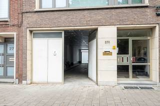 <p><span>Ligging:</span></p><p><span> </span></p><p><span>Magazijn gelegen te Deurne, Boekenberglei aan de zijkant van het vliegveld</span></p><p><span> </span></p><p><span>Indeling</span></p><p><span> </span></p><p><span>Via een centrale toegangspoort (3.25 m breed, 2.70 m hoog) en een doorrit bereikt men het magazijn. Het magazijn heeft een dubbele toegangspoort van 2.76 x 2.75 (h). Het magzijn is momenteel ingedeeld met een open ruimte (voorzien van lichtkoepels) van ca. 114 m², een bureelruimte, 2 toiletten en een afgeschermde ruimte van ca. 42 m². In de aparte ruimte en burrel is verwarming voorzien met een condensatieketel op aardgas. Via de open ruimte en een betoonen trap is er toegang tot een kelderruimte van nog 28 m².</span></p><p><span>Totala oppervlakte (binnenafmetingen) is ca. 208 m².</span></p><p><span> </span></p><p><span>Ook is er nog de mogelijkheid om een extra ruimte aan te kopen gelegen achteraan op het gelijkvloers van het woongebouw. Deze ruimte, thans ingericht als studio) is voorzien van een kitchenette, wc en douche en is geschikt als extra bureel, ontvangstruimte, eetplaats of archief. aankoop: + € 30.000</span></p>