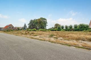 <p><span>Aan de hoek van de Meistraat en Strunkelstraat in het groene Witgoor, Dessel, ligt dit ruime perceel van 541 m² voor open bebouwing. De ligging biedt een aangename combinatie van rust en bereikbaarheid, met de nodige voorzieningen en verbindingswegen in de omgeving.</span></p>
<p><span>Het perceel heeft een straatbreedte van 20 meter en een westelijke oriëntatie. Voor de toekomstige woning is een bouwzone voorzien van circa 14 meter breed en 9 meter diep. De open bebouwing biedt daarbij de mogelijkheid om rondom de woning ruimte en groen te behouden.</span></p>
<p><span>De bouwgrond maakt deel uit van een goedgekeurde verkaveling, waardoor de nutsvoorzieningen reeds zijn voorzien. Hierdoor beschikt u over een goede basis om uw eigen woning te realiseren op een ruim en praktisch perceel.</span></p>
<p><span>Troeven:</span><br /><span>• 541 m² bouwgrond voor open bebouwing</span><br /><span>• Ruime straatbreedte van 20 meter</span><br /><span>• Westelijke oriëntatie</span><br /><span>• Bouwmogelijkheden van 14 x 9 meter</span><br /><span>• Goedgekeurde verkaveling met nutsvoorzieningen</span></p>