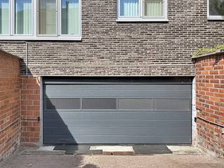 Op zoek naar een praktische parkeerplaats of extra bergruimte in Hasselt? Aan de Vlinderstraat 19 bieden we twee ondergrondse garageboxen aan, elk afzonderlijk te koop.<br /><br />Dankzij de ligging nabij het stadscentrum, de kleine ring en de belangrijkste invalswegen zijn de garageboxen vlot bereikbaar. Een handige oplossing voor buurtbewoners, pendelaars of eigenaars van een appartement in de omgeving die extra ruimte zoeken voor hun wagen of spullen. Ook voor investeerders vormen ze een interessante mogelijkheid.<br /><br /><strong>De vermelde vraagprijs geldt per garagebox.</strong><br /><br />Interesse? Contacteer Meyers Vastgoed voor meer informatie of een bezichtiging ter plaatse.