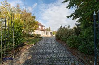 AANGEPASTE PRIJS ! Bent u op zoek naar ruimte, rust en tal van mogelijkheden? Deze prachtige woning, gelegen op een riant perceel van maar...