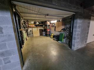 Ondergrondse garagebox in Borsbeek te koop vlakbij meerdere handige toegangswegen met toegang vanuit een rustige doodlopende straat.<br />De garagebox is afgesloten met een individuele kantelpoort, beschikt over een ruim oppervlak voor auto, voertuig of opslag (17m²). Gemeenschappelijke poort is een automatische sectionaalpoort.<br />Onmiddellijk beschikbaar vanaf de akte.