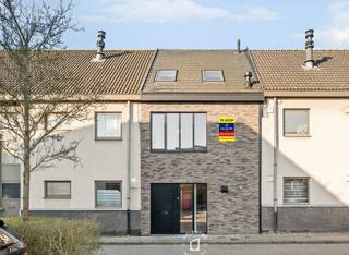 KIJKDAG ZATERDAG 28 MAART (OP AFSPRAAK). Deze moderne Bijna-Energieneutrale woning uit 2020 heeft een bewoonbare opp. van 155 m² en voldoet aan...